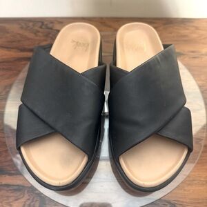 Beek Kite Crisscross Slide Sandal in black